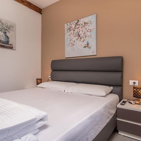 Aaa Apartments & Rooms With Free Parking พูลา ภายนอก รูปภาพ
