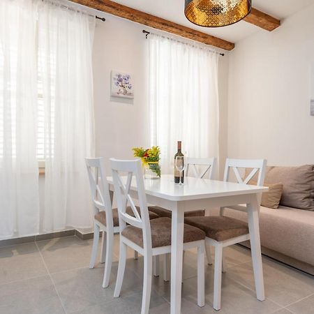 Aaa Apartments & Rooms With Free Parking พูลา ภายนอก รูปภาพ