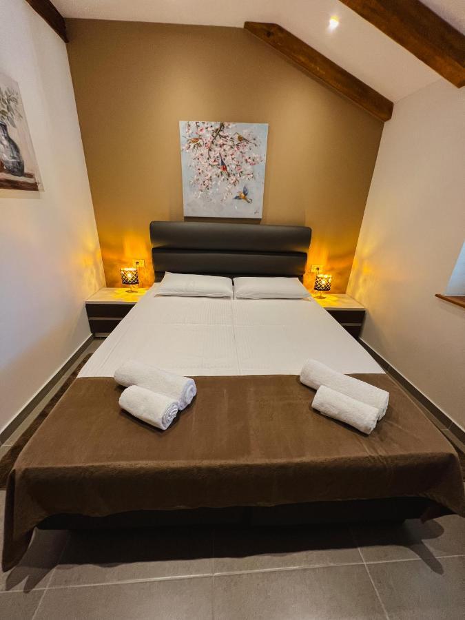 Aaa Apartments & Rooms With Free Parking พูลา ภายนอก รูปภาพ