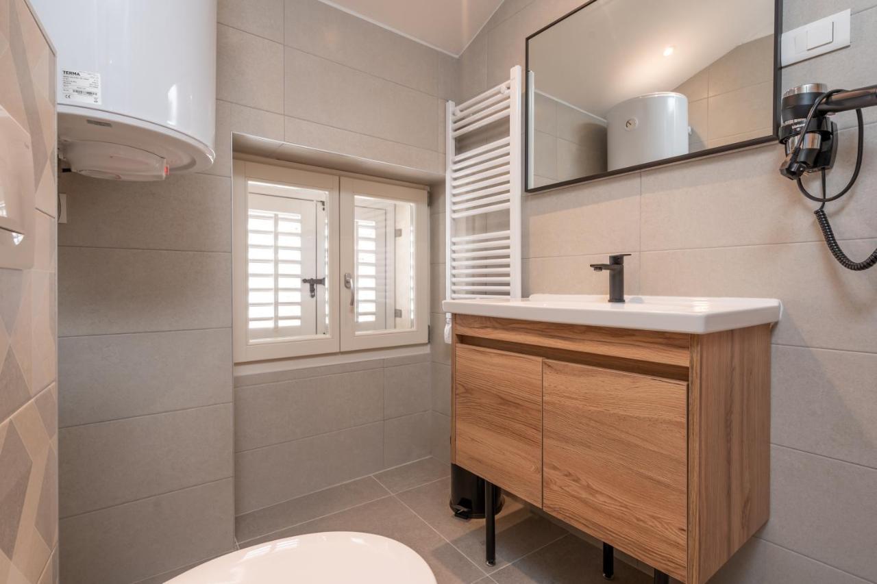 Aaa Apartments & Rooms With Free Parking พูลา ภายนอก รูปภาพ