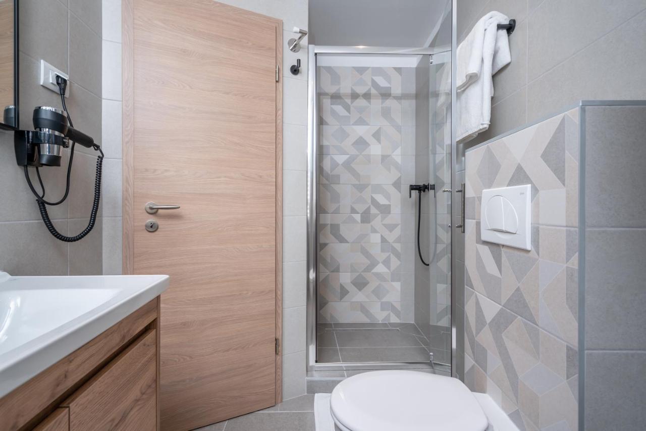 Aaa Apartments & Rooms With Free Parking พูลา ภายนอก รูปภาพ